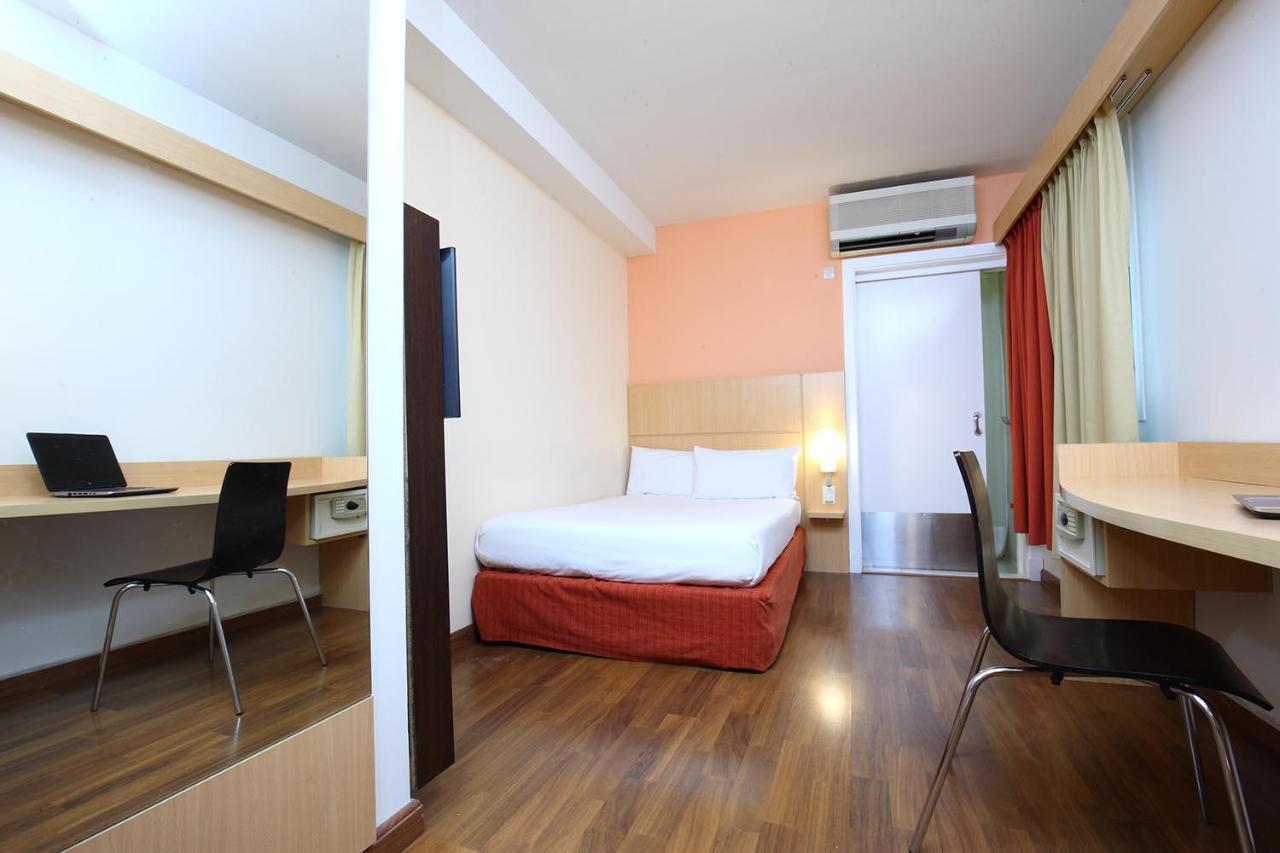Ibis Buenos Aires Obelisco Hotel Exterior photo