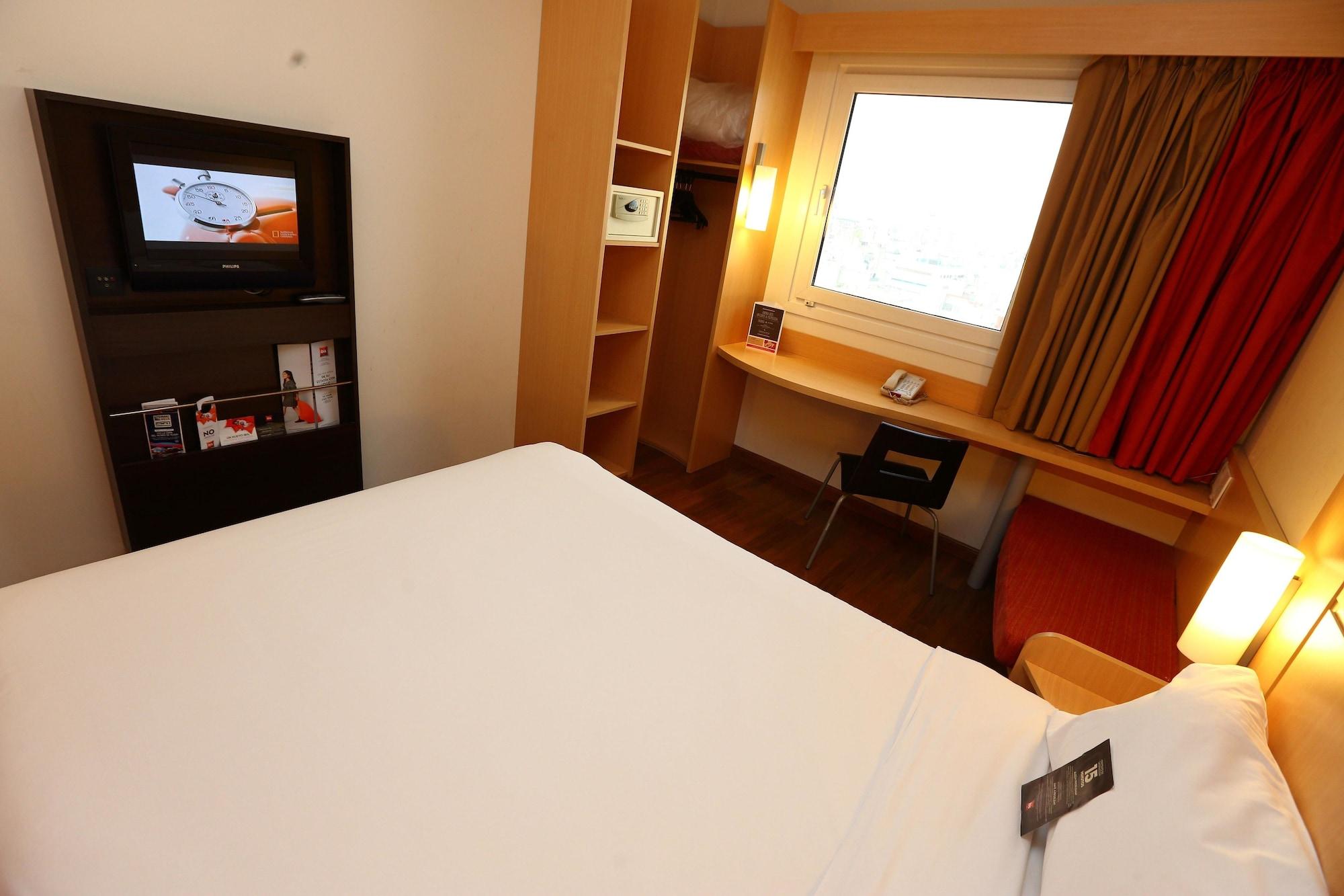Ibis Buenos Aires Obelisco Hotel Exterior photo