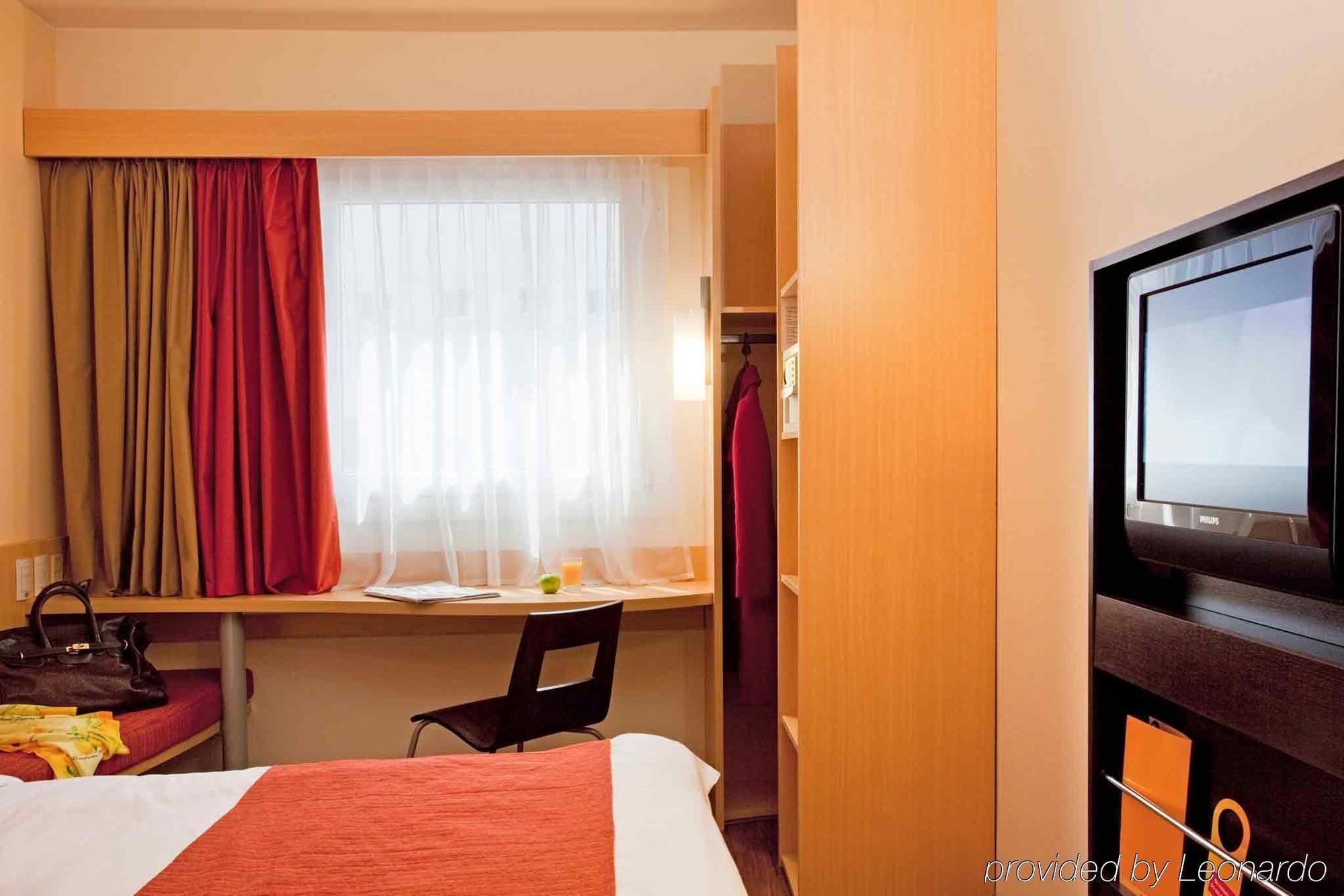 Ibis Buenos Aires Obelisco Hotel Exterior photo