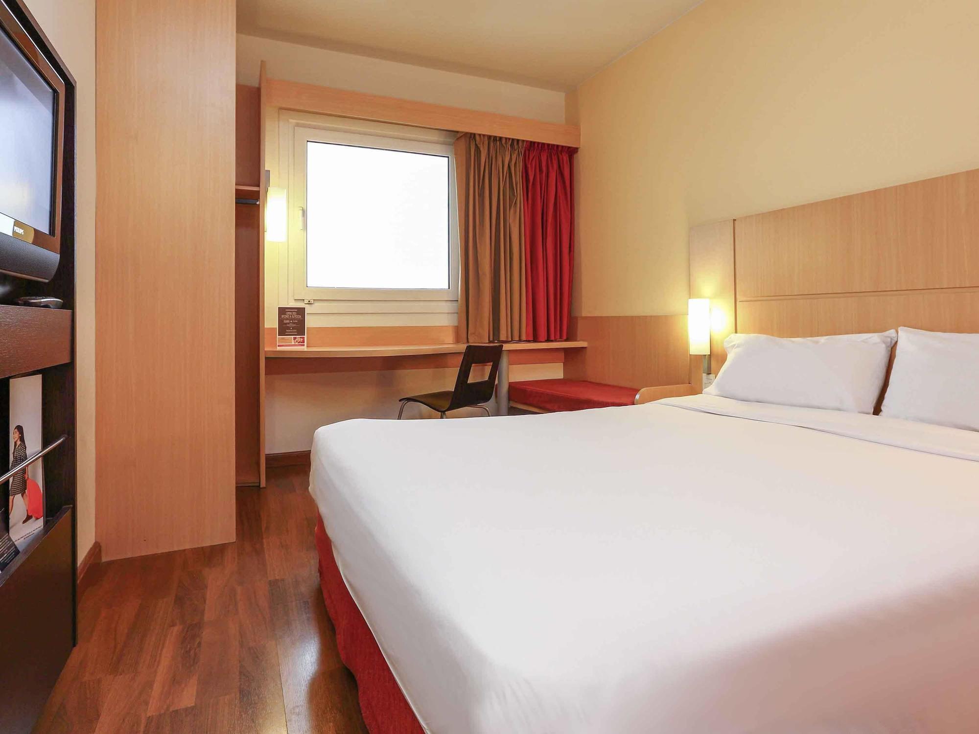 Ibis Buenos Aires Obelisco Hotel Exterior photo